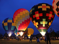 熱気球の夜間係留の画像