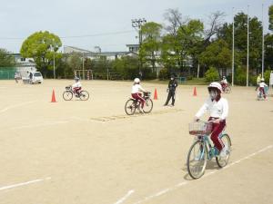 小学5年生・6年生の正しい自転車の乗り方の実技訓練写真