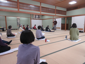 館長の話に耳を傾けている元気倶楽部受講生達