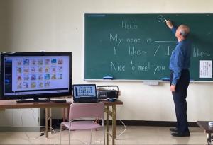 黒板を使って説明する講師の写真