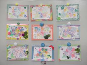 参加者が思い思いのパーツを使い色付けした9枚の完成作品