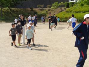 グランドでじゃんけんリレー大会をして走り回っている様子