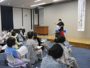 お話をされる講師の深澤裕子氏と受講生の写真