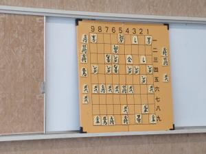 詰将棋の説明のため用意した大判の将棋盤の写真