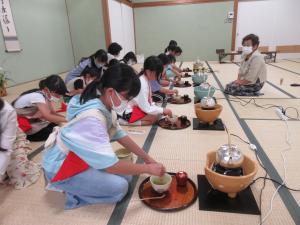 茶筅を使ってお茶を立てるお稽古をする子供たちの様子