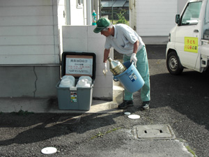 作業員が廃食用油を回収に来ている様子