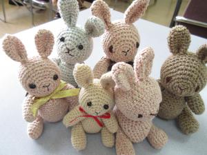 受講生が編んだ色とりどりの6体のウサギのあみぐるみの写真