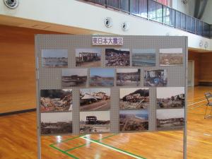 東日本大震災の被害を記録した写真パネルの展示