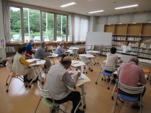 会長のお話を聞く受講生の様子