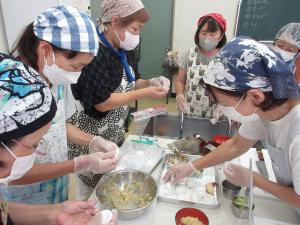 えび入り白玉団子の材料を丸めて作っている様子