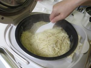 ショウガの炊き込み御飯の出来上がりの様子