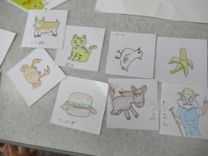 犬や猫などの動物やバナナなどの食べ物を描いたジェスチャーゲーム用のカード