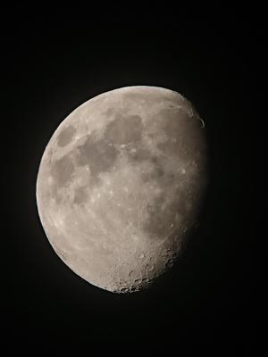 レンズ越しの月の写真