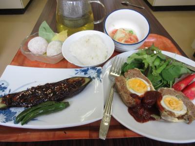 完成した料理の写真。左上からマスカット大福、エビ入り枝豆豆腐、赤みそののったなすの田楽、ミートローフのサラダ添え。