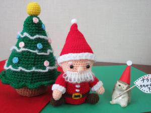 サンタクロースとツリーの見本の編みぐるみの写真