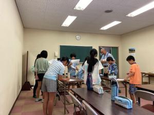 ビンゴペーパーを完成させるために英会話を進める様子の写真