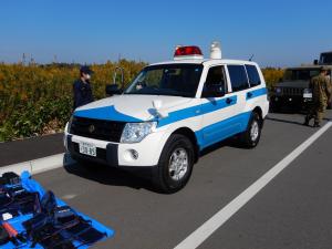 兵庫県警車両の乗車体験と記念撮影する写真