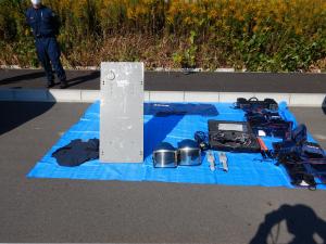 兵庫県警機動隊員の装備の展示写真