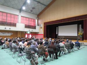 着席して映画上映開始を待つ参加者の様子