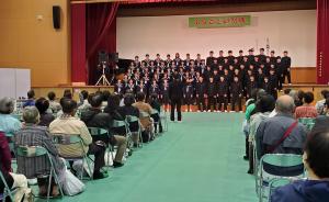 中学生77名による合唱の写真