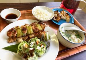 焼き鳥と生春巻きの盛り合わせと水餃子、白米、アップルパイにハーブティーの出来上がりの写真