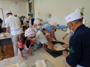 実際にそば粉捏ねる子供たちの様子