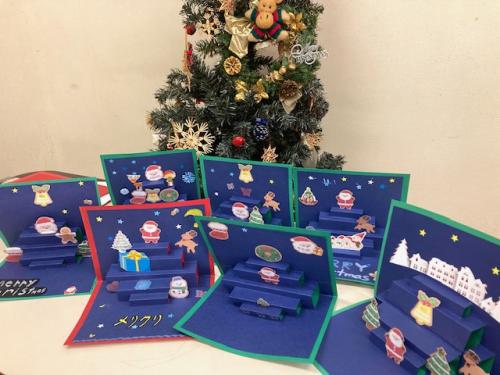 クリスマスツリーと、出来上がった７枚のカードの写真