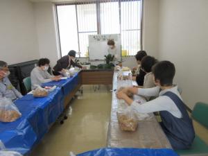 先生の説明を聞く受講生のみなさん