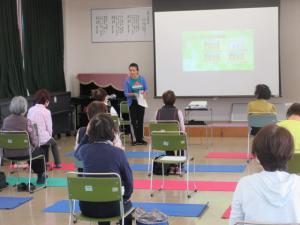 講師の先生からストレッチの仕方などのお話を聞く受講生の皆さん
