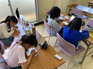 鏡を見て顔の絵を描く子供の写真