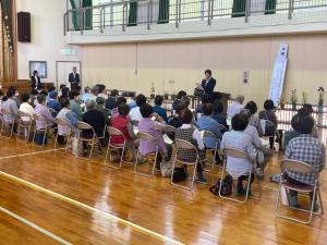 開級式で教育長のメッセージを聞いている受講生の様子