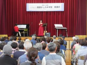 舞台の上で、ピアノ演奏と歌を歌っている音楽ユニット　バニラのお2人