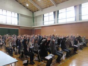 椅子に座って、手を上げて伸びをしている受講生の皆さん