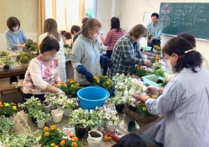 苗を植えこんでいる生徒たちの写真