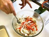 玉ねぎやあさりなど食材をマリネ液につけている写真