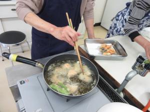 鮭のフリッターを揚げている写真