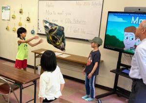 アルファベットを言いながらクッションを投げる子供の様子