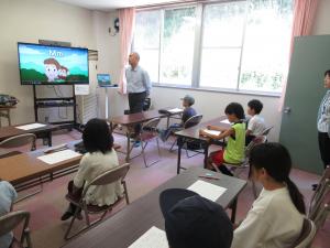 講師とフォニックスの練習をする子供の様子