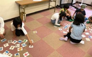 絵カードをする子供の様子