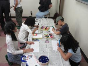 ネームカードに名前と絵をかいている子どもたちの写真
