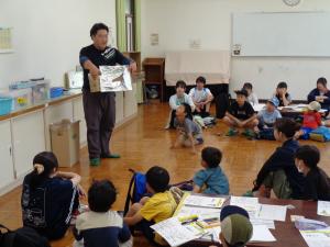 講師による段ボールピザ窯の説明