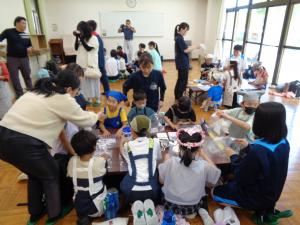 子供たちが生地素材の計量している様子