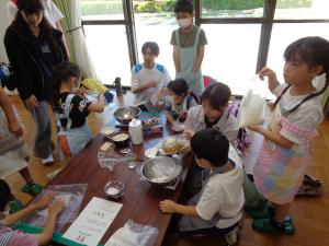 生地を入れたジップロックをこねている写真