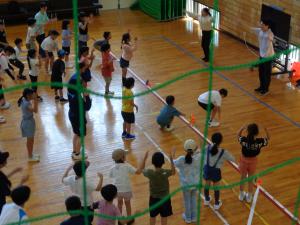 体の部位を言いながらのダンスをする子供たち
