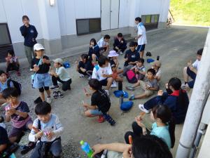 みんなで集まって、おやつを食べる子供たち