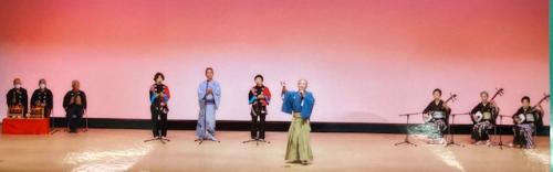 発表会で民謡を歌ったり太鼓を叩くグループ生の写真