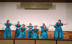 発表会でフラダンスを踊っているグループ生の写真