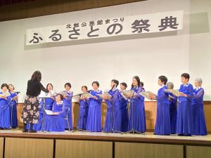 発表会で先生の指揮に合わせて歌うグループ生の写真