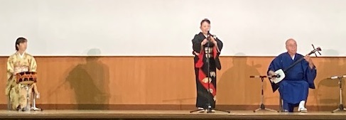 発表会で三味線と太鼓と唄を披露するグループ生の写真