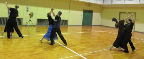 社交ダンスを踊る３組のペアの写真